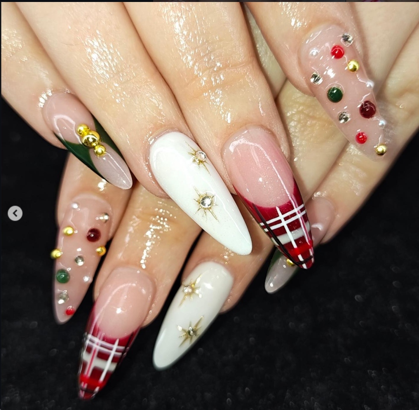 Christmas Plaid and Gold Nails